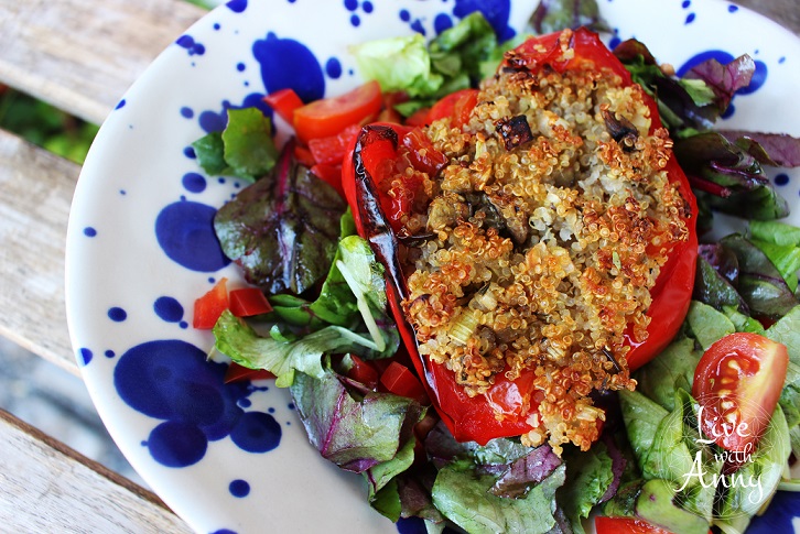 Zapečená paprika s quinoou a zeleninový salát | Zdravě do plavek